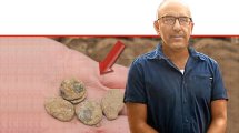 ד"ר יואב פרחי ארכיאולוג, אוצר ביתן קדמן למטבעות במוזיאון ארץ ישראל אוניברסיטת חיפה ברקע: מטמון נדיר עם 160 מטבעות מימי אלכסנדר ינאי | עיבוד: Photolab | עיבוד צילום: שולי סונגו ©