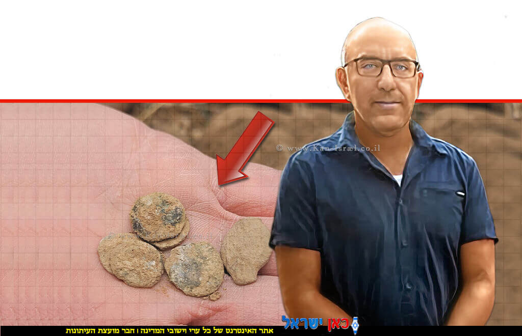 ד"ר יואב פרחי ארכיאולוג, אוצר ביתן קדמן למטבעות במוזיאון ארץ ישראל אוניברסיטת חיפה ברקע: מטמון נדיר עם 160 מטבעות מימי אלכסנדר ינאי | עיבוד: Photolab | עיבוד צילום: שולי סונגו © ד"ר יואב פרחי ארכיאולוג, אוצר ביתן קדמן למטבעות במוזיאון ארץ ישראל אוניברסיטת חיפה ברקע: מטמון נדיר עם 160 מטבעות מימי אלכסנדר ינאי | עיבוד: Photolab | עיבוד צילום: שולי סונגו ©