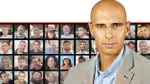 עורך דין גלעד סממה ראש הרשות להגנת הפרטיות במשרד המשפטים, צילום פוסטר החטופים: מטה משפחות החטופים | בינה מלאכותית | עיבוד: Photolab | עיבוד צילום: שולי סונגו ©