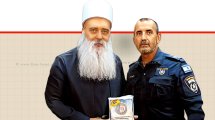 מפכ"ל המשטרה רנ"צ דני לוי במפגש עם מנהיגה הרוחני של העדה הדרוזית השייח מוואפק טריף | בינה מלאכותית | צילום: משטרת ישראל | עיבוד: Photolab | עיבוד צילום: שולי סונגו ©