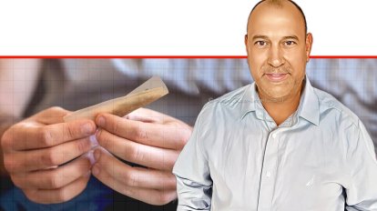 אסף כנען מנכל עמותת אל-סם המחדשת פעילותה לטפל בשימוש לרעה בסמים, אלכוהול והימורים בקרב בני נוער וצעירים | צילום: אל סם | הדמייה: בינה מלאכותית, 123rf-com | עיבוד: Photolab | עיבוד צילום: שולי סונגו ©