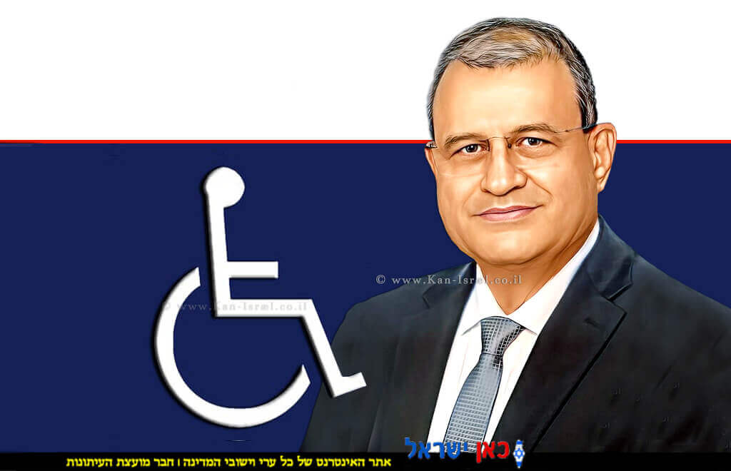 קובי זריהן, הממונה על הרשות להגנת הצרכן ולסחר הוגן, ברקע תו/תג נכה | הדמייה: בינה מלאכותית | עיבוד: Photolab | עיבוד צילום: שולי סונגו ©