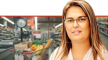 גב' נאווה זקן, סמנכ"לית אכיפה ומדידה במשרד הכלכלה ברקע חובת הצגת המחירים | רקע בינה מלאכותית של Gemini Google דבורים | עיבוד: Photolab | עיבוד צילום: שולי סונגו ©