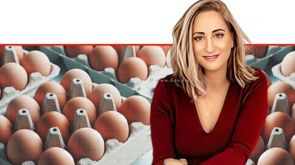 שושי רשף מנהלת תחום בכירה סחר חוץ של משרד החקלאות ברקע: תבניות עם ביצים מיובאות | רקע בינה מלאכותית של Gemini Google דבורים | עיבוד: Photolab | עיבוד צילום: שולי סונגו ©