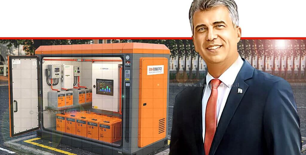 שר האנרגיה והתשתיות, מר אלי כהן ברקע: מתקן אגירה להפקת חשמל מאנרגיות מתחדשות רקע: הדמייה באמצעות בינה מלאכותית GeminiGoogleCom | עיבוד: Photolab | עיבוד צילום: שולי סונגו ©