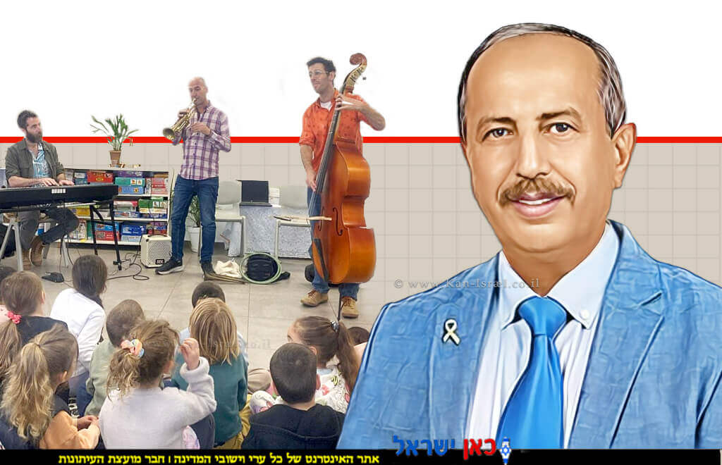 ראש עיריית אור עקיבא, מר שמחה יוסיפוב, ברקע ילדי הגנים באור עקיבא במפגש מוזיקלי שבועי קסום | עיבוד: Photolab | עיבוד צילום: שולי סונגו ©