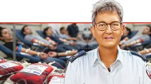 פרופ' אילת שנער, סמנכ"לית שירותי הדם במד"א ברקע: אנשים תורמים דם | בינה מלאכותית שלGemini Google | עיבוד: Photolab | עיבוד צילום: שולי סונגו ©