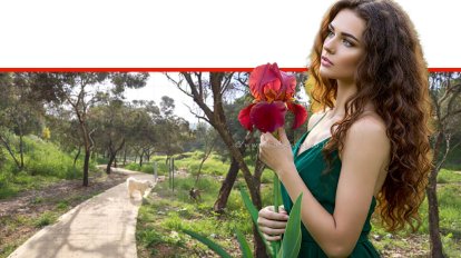 צעירה עם אירוס בהדמייה | בינה מלאכותית של Gemini Google | רקע: פארק אירוס נוף הגליל, צילום: רשות מקרקעי ישראל | בינה מלאכותית של Gemini Google | עיבוד: Photolab | עיבוד צילום: שולי סונגו ©