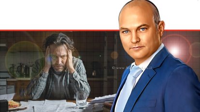עו"ד ורו"ח אשר אנגלמן, חדלות פירעון משרד המשפטים ברקע: אדם מתוסכל ממצבו הכלכלי | בינה מלאכותית GeminiGenerated | עיבוד: Photolab | עיבוד צילום: שולי סונגו©