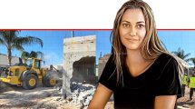 מנהלת חטיבת השמירה ברשות רמ"י, הגב' שירה תם, ברקע: הריסה ופינוי מבנים בכפר טובה זנגריה |צילום: רמ"י | עיבוד: Photolab | עיבוד צילום: שולי סונגו©
