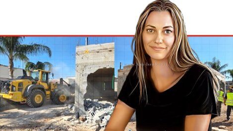 מנהלת חטיבת השמירה ברשות רמ"י, הגב' שירה תם, ברקע: הריסה ופינוי מבנים בכפר טובה זנגריה |צילום: רמ"י | עיבוד: Photolab | עיבוד צילום: שולי סונגו©