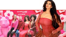 פרידה עוזיאל, הזמרת ויוצרת התוכן ברקע: מימין ליהי טולדנו, פרידה עוזיאל , שחר טבוך ונטע קרצו צילום: יובל ברנהולץ | הדמייה: בינה מלאכותית, 123rf-com | עיבוד: Photolab | עיבוד צילום: שולי סונגו ©