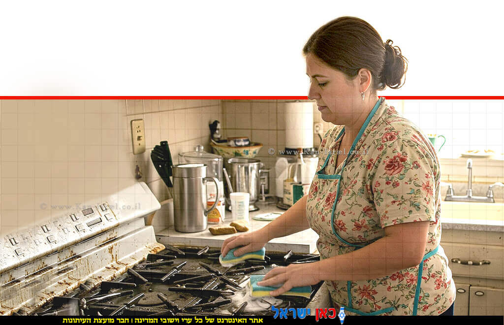 עקרת בית בעת ניקוי הכיריים המופעלות ב-גז בישול גז פחמימני פעולה לא נכונה עלולה להוביל לסכנה חמורה ואף למוות | הדמייה באמצעות בינה מלאכותית של Gemini Google | עיבוד: Photolab | עיבוד צילום: שולי סונגו© 