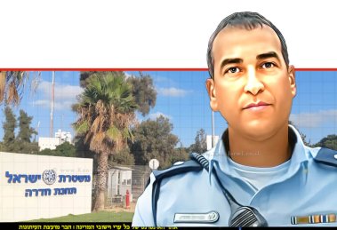 סנ"צ עמית פולק, מפקד תחנת משטרת חדרה מואשם בעבירות תקיפת אזרח ושיבוש הליכי משפט | צילום: ויקיפדיה | עיבוד: Photolab | עיבוד צילום: שולי סונגו©