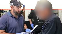 בלשי יחידת ההונאה והפשיעה המקוונת עוצרים תושב נתניה, בן 61, בחשד שביצע סדרת עבירות הונאה מתוחכמות נגד עשרות קשישים | צילום: משטרת ישראל | עיבוד: Photolab | עיבוד צילום: שולי סונגו©