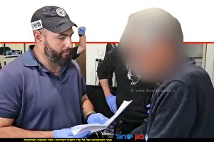 בלשי יחידת ההונאה והפשיעה המקוונת עוצרים תושב נתניה, בן 61, בחשד שביצע סדרת עבירות הונאה מתוחכמות נגד עשרות קשישים | צילום: משטרת ישראל | עיבוד: Photolab | עיבוד צילום: שולי סונגו©