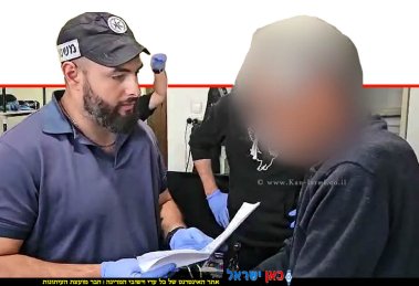 בלשי יחידת ההונאה והפשיעה המקוונת עוצרים תושב נתניה, בן 61, בחשד שביצע סדרת עבירות הונאה מתוחכמות נגד עשרות קשישים | צילום: משטרת ישראל | עיבוד: Photolab | עיבוד צילום: שולי סונגו©