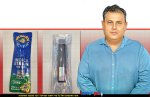 ד"ר רוני ברקוביץ, מנהל האגף לאכיפה ופיקוח במשרד הבריאות ברקע: סם ממשפחת ה'נייס גאי' שנקרא; ADB-BUTINACA | צילום: משרד הבריאות | בינה מלאכותית של Gemini Google | עיבוד: Photolab | עיבוד צילום: שולי סונגו©