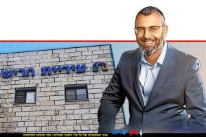 יצחק קשת ראש העיר חריש ברקע: בניין עיריית חריש, צילום: מור שקיפי-לאטי | בינה מלאכותית של Gemini Google | עיבוד: Photolab | עיבוד צילום: שולי סונגו©