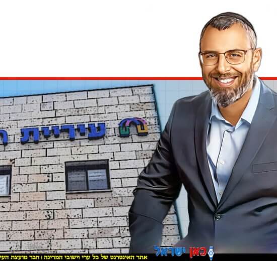 יצחק קשת ראש העיר חריש ברקע: בניין עיריית חריש, צילום: מור שקיפי-לאטי | בינה מלאכותית של Gemini Google | עיבוד: Photolab | עיבוד צילום: שולי סונגו©