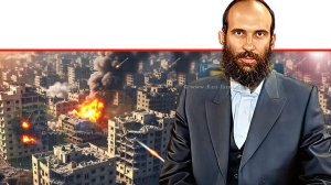 מנכל משרד הבינוי והשיכון יהודה מורגנשטרן ברקע: הדמיית בניינים שהופצצו בטילים צילום: מיכאל דימנשטיין, לע"מ | הדמייה באמצעות בינה מלאכותית של Gemini Google | עיבוד: Photolab | עיבוד צילום: שולי סונגו©