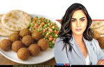 חלי ממן מייסדת קבוצות תמיכה לאורח חיים בריא, לרגל יום הפלאפל הבינל' |ברקע: מנת פלאפל | צילום רונן פדידה | הדמייה באמצעות בינה מלאכותית של Gemini Google | עיבוד: Photolab | עיבוד צילום: שולי סונגו©