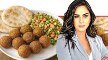 חלי ממן מייסדת קבוצות תמיכה לאורח חיים בריא, לרגל יום הפלאפל הבינל' |ברקע: מנת פלאפל | צילום רונן פדידה | הדמייה באמצעות בינה מלאכותית של Gemini Google | עיבוד: Photolab | עיבוד צילום: שולי סונגו©