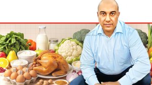 אורן לביא, מנכ”ל משרד החקלאות וביטחון המזון, ברקע: שוק תוצרת טרייה בישראל, ביצים, חלב, עוף, פירות וירקות | הדמייה באמצעות בינה מלאכותית של Gemini Google | עיבוד: Photolab | עיבוד צילום: שולי סונגו©