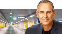 ראש עיריית רמת השרון, מר יצחק (איציק) רוכברגר ברקע: מתחם ביג פאשן גלילות | צילום: ויקיפדיה | עיבוד: Photolab | עיבוד צילום: שולי סונגו©