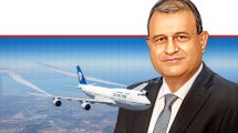 הממונה על הרשות להגנת הצרכן ולסחר הוגן מר יעקב (קובי) זריהן ברקע מטוס נוסעים | הדמייה באמצעות בינה מלאכותית של Gemini Google | עיבוד: Photolab | עיבוד צילום: שולי סונגו©
