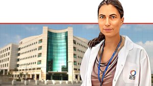 ד"ר עירית הוכברג מנהלת היחידה לאנדוקרינולוגיה במרכז הרפואי הלל יפה-חדרה ברקע: בניין אישפוז | בינה מלאכותית, 123rf-com | עיבוד: Photolab | עיבוד צילום: שולי סונגו ©