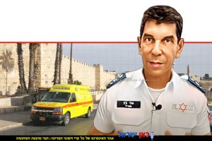 אלי בין מנכ"ל מד"א ברקע ניידת טיפול נמרץ של מדא בירושלים | צילום: דוברות מד"א | עיבוד: Photolab | עיבוד צילום: שולי סונגו©