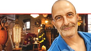 גיורא אלדן בטור אישי על נוּרת 60 ואט, שדולקת משנת 1901 בתחנת כיבוי אש מספר 6 ב-ליברמור, קליפורניה ברקע: מנורת Centennial | הדמייה באמצעות בינה מלאכותית של Gemini Google | עיבוד: Photolab | עיבוד צילום: שולי סונגו©