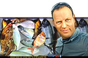 חגי נויברגר הממונה פיקוח ואכיפה באגף הדיג שבמשרד החקלאות וביטחון המזון ברקע דגים שדגו לא כחוק דייגים בקיסריה | צילום: משרקד החקלאות | עיבוד: Photolab | עיבוד צילום: שולי סונגו©