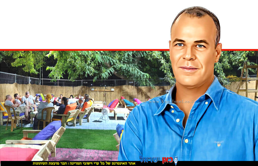 עידן גרינבאום יו"ר איגוד ערים כינרת ברקע: מדריכים במתחם נקודה טובה בחוף חלוקים-לבנון-כורסי | צילום: מתחם נקודה טובה | עיבוד: Photolab | עיבוד צילום: שולי סונגו©