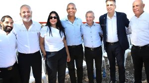 יו”ר דירקטוריון חברת החשמל לישראל, דורון ארבלי, שר האנרגיה והתשתיות, אלי כהן, מנכ”ל החברה, מאיר שפיגלר' ראש העיר חדרה, ניר בן-חיים, וסגני ראש העיר חדרה שלמה בוזגלו ומלכיאל אלבז | עיבוד צילום: שולי סונגו©