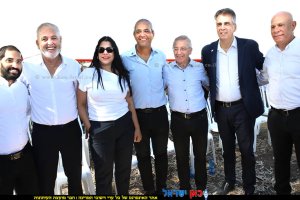 יו”ר דירקטוריון חברת החשמל לישראל, דורון ארבלי, שר האנרגיה והתשתיות, אלי כהן, מנכ”ל החברה, מאיר שפיגלר' ראש העיר חדרה, ניר בן-חיים, וסגני ראש העיר חדרה שלמה בוזגלו ומלכיאל אלבז | עיבוד צילום: שולי סונגו©