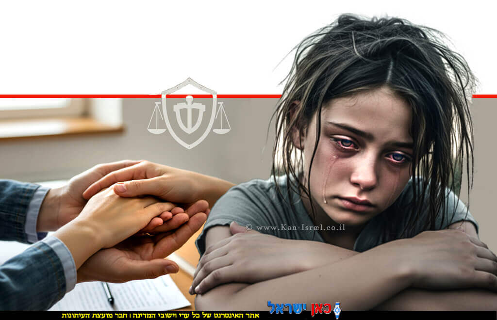 הדמית נערה קטינה נזקקת לסיוע משפטי חינם בגלל פגיעות עבירות מין חמורות בה ברקע יד תומכת של הסיוע המשפטי | צילום הדמייה, עוּבד ל-AI באמצעות Gemini של גוגל | עיבוד צילום: משה נעים© הדמית נערה קטינה נזקקת לסיוע משפטי חינם בגלל פגיעות עבירות מין חמורות בה ברקע יד תומכת של הסיוע המשפטי | צילום הדמייה, עוּבד ל-AI באמצעות Gemini של גוגל | עיבוד צילום: משה נעים©