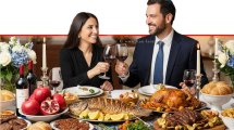 זוג סועד יושב ליד שולחן חג ראש השנה מלא מטעמים | בינה מלאכותית של Gemini Google | עיבוד צילום: שולי סונגו©