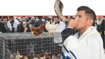 איש תוקע בשופר על רקע תרנגולות לכפרות | עוּבד ל-AI באמצעות Gemini של גוגל | עיבוד צילום: משה נעים©