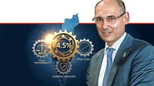 נגיד בנק ישראל פרופסור אמיר ירון, מציג תמונת מצב מורכבת של הכלכלה הישראלית תחת צל המלחמה הריבית נותרת 4 וחצי אחוזים | בינה מלאכותית של Gemini Google | עיבוד: Photolab | עיבוד צילום: שולי סונגו©