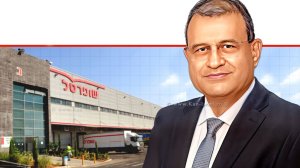 הממונה על הרשות להגנת הצרכן, מר קובי זריהן, ברקע: מבנה "שופר-סל" | עיבוד: Photolab | עיבוד צילום: שולי סונגו©