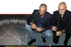 ראש עיריית חדרה (משמאל) ניר בן חיים וסגנו שלמה בוזגלו בטקס זיכרון לחיילי העיר במלאת שנתיים למלחמה | צילום דוברות | עיבוד צילום: שולי סונגו©