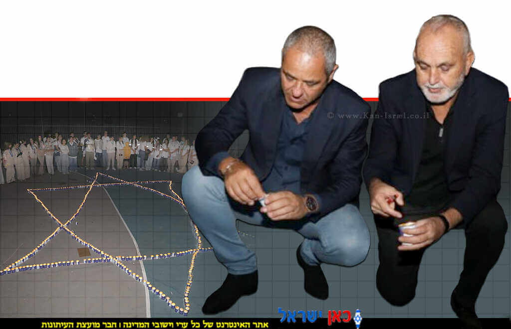 ראש עיריית חדרה (משמאל) ניר בן חיים וסגנו שלמה בוזגלו בטקס זיכרון לחיילי העיר במלאת שנתיים למלחמה | עיבוד צילום: שולי סונגו©