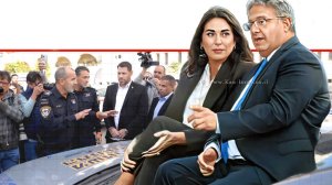 איתמר בן גביר שר לביטחון פנים ושרת התחבורה והבטיחות בדרכים מירי רגב ברקע: מפכ"ל המשטרה רב-ניצב דניאל לוי בפתיחת תוכנית אכיפה משולבת | בינה מלאכותית של Gemini Google | עיבוד: Photolab | עיבוד צילום: שולי סונגו©