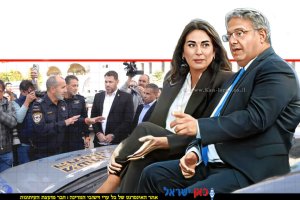 איתמר בן גביר שר לביטחון פנים ושרת התחבורה והבטיחות בדרכים מירי רגב ברקע: מפכ"ל המשטרה רב-ניצב דניאל לוי בפתיחת תוכנית אכיפה משולבת | בינה מלאכותית של Gemini Google | עיבוד: Photolab | עיבוד צילום: שולי סונגו©
