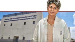 דר' ביאטריס טיאוסנו מנהלת מחלקת עיניים במרכז הרפואי הלל יפה- חדרה ברקע: המתחם החדש של מכון העיניים | צילום: דוברות הלל יפה | עיבוד: Photolab | עיבוד צילום: שולי סונגו©