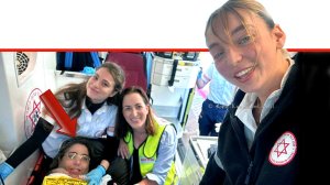 הפראמדיקית עדי חגואל וצוות מד"א עם היולדת שיר זבולון בת ה-33 מכפר יונה, מסומנת בחץ | צילום: מד"א © | עיבוד צילום: שולי סונגו©