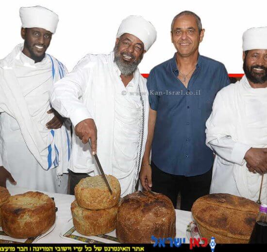 ראש עיריית חדרה, מר ניר בן חיים, עם ראשי הקהילה האתיופית בעיר לקראת חג הסיגד | צילום: דוברות עיריית חדרה | עיבוד צילום: שולי סונגו ©