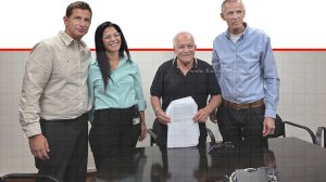 יעקב קוינט מנהל ר.מ.י, שר הבינוי והשיכון, חיים כץ, ראש העיר יריב פישר: הסכם גג הרצליה | עיבוד צילום: שולי סונגו©